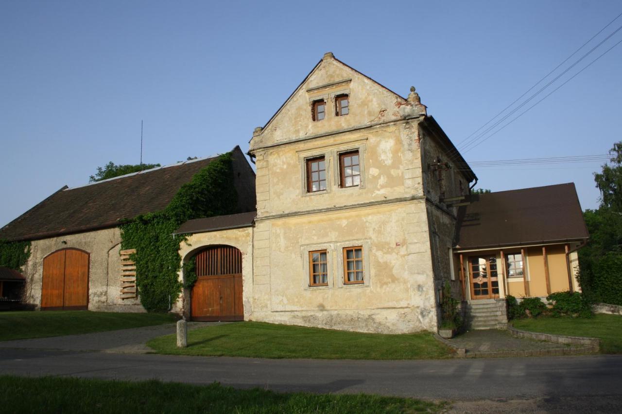 Apartman Na Statku Miskovice  Экстерьер фото